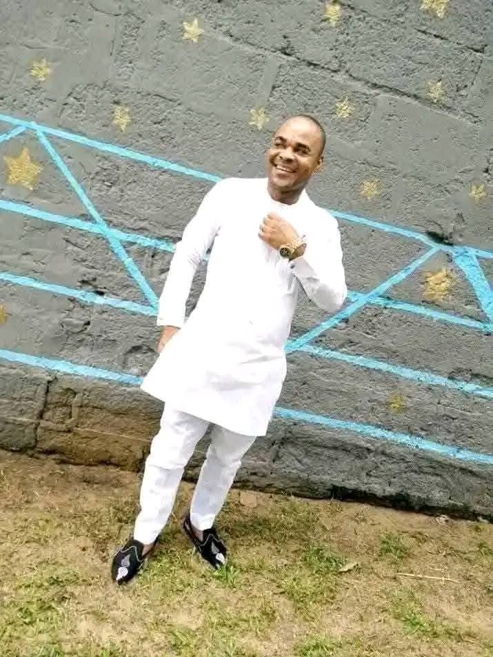 Le pasteur, mari de la dame.