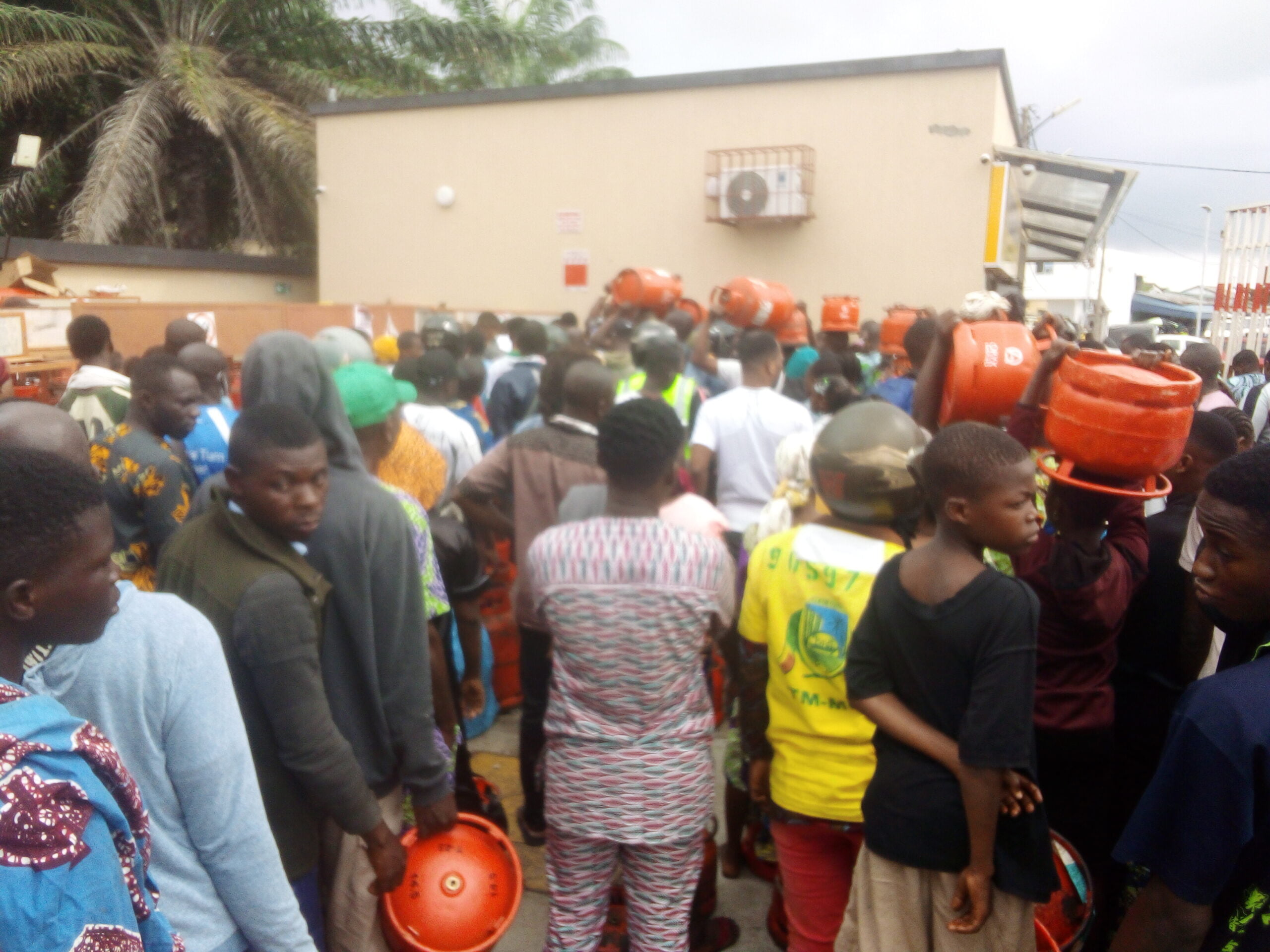 Rareté du gaz domestique sur le marché: la ruée vers le peu de stock, la peine des populations continue