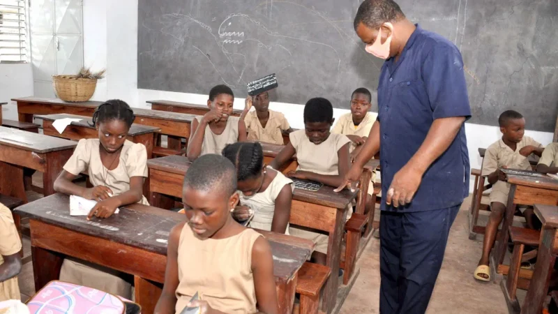 Écho des collèges du Bénin: emportée par ses soucis d&rsquo;amour, une élève de 5è rédige une lettre de divorce pendant que le professeur déroule le cours