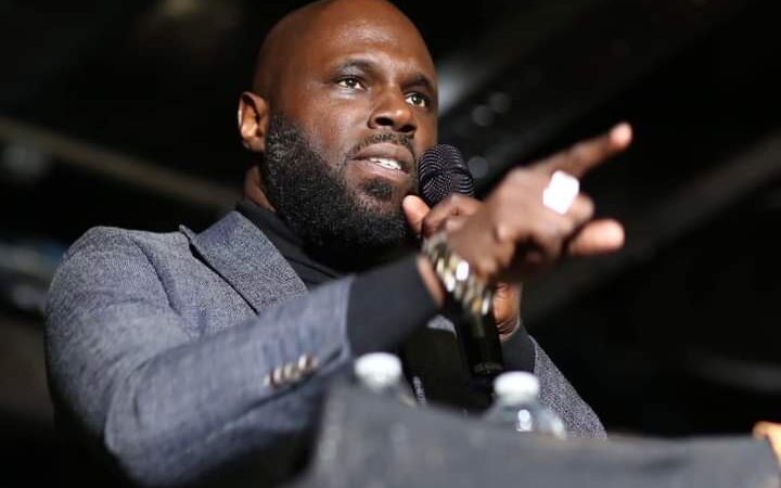 En indexant ceux qui l’ont fait arrêter, Kemi Séba dit être « politiquement plus dangereux pour eux en prison qu’à l&rsquo;extérieur»