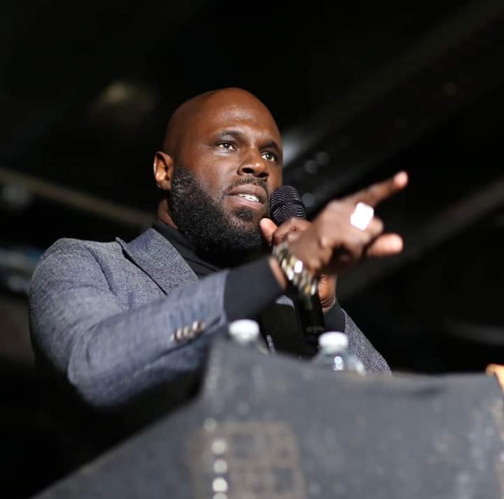 En indexant ceux qui l’ont fait arrêter, Kemi Séba dit être « politiquement plus dangereux pour eux en prison qu’à l&rsquo;extérieur»