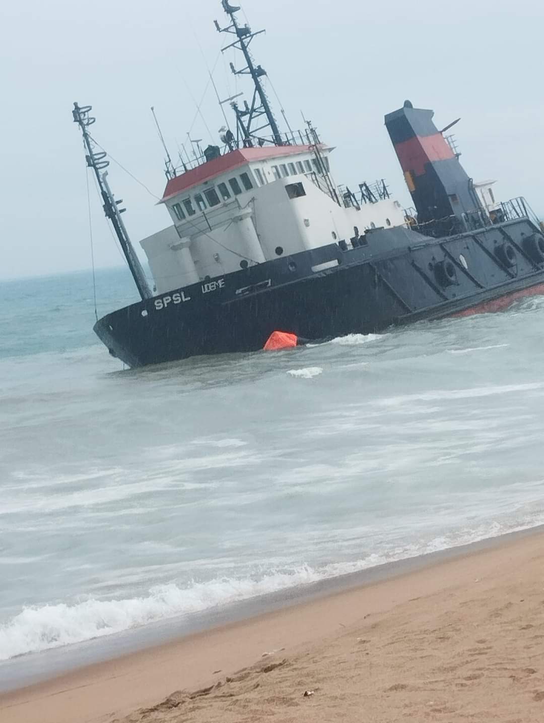 Navire UPSL UDEME échoué à la plage de Fidjrossè: Toute activité de baignade et de pêche sur le périmètre de Togbin à Ekpè interdite