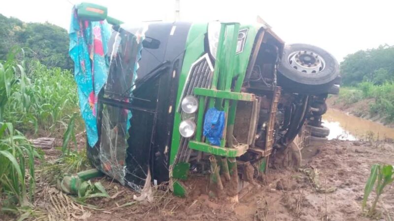 N&rsquo;Dali: un bus chargé de passagers se renverse à Sinisson