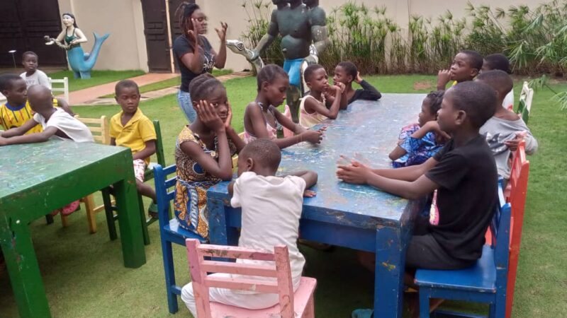 Musée de Ouidah de la Fondation Zinsou : Éliane Aïsso initie les enfants à la photographie d’art et leur fait découvrir la démarche artistique