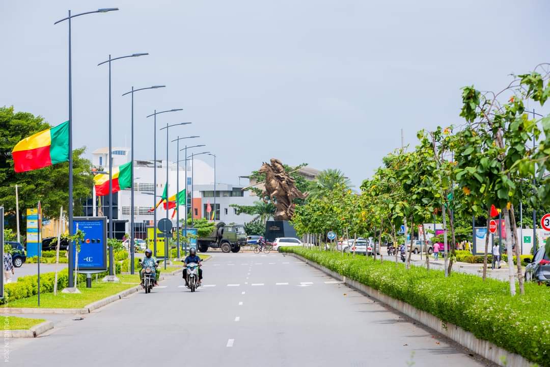 Célébration du 1er Août 2024: Sécurité, propreté, chaises drapeau…: la ville de Cotonou reloquée