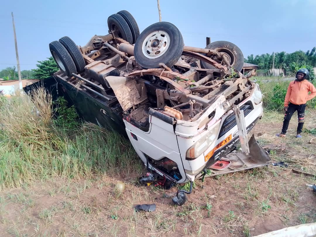 Accident de circulation: un bus frigorifique renversé fait la joie des petits enfants à Zè