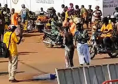 Insolite : un homme prend un bain au milieu de la rue en plein jour à Abomey-Calavi