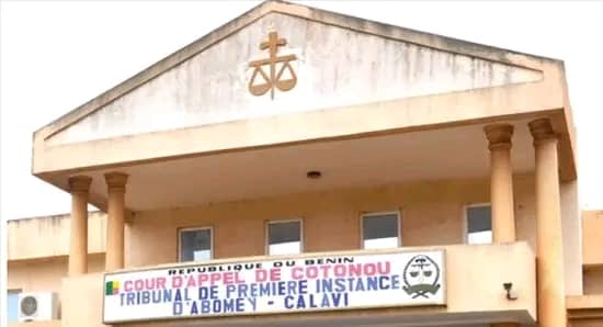 Tribunal d&rsquo;Abomey-Calavi : le justiciable menotté, recouvre sa liberté 