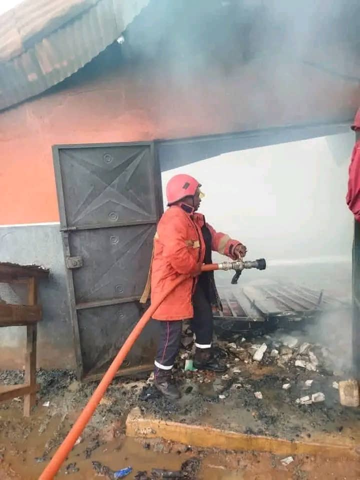 Incendie dévastateur à MAMA : une boutique réduite en cendres, d&rsquo;importants dégâts matériels estimés à plusieurs millions de francs CFA 