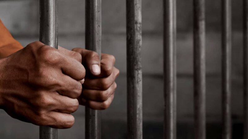 Justice : un homme condamné à 6 mois de prison pour refus de regarder son président de la République à la télé