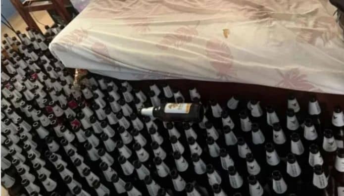 Divers : Un homme divorcé retrouvé mort entouré de plus de 100 bouteilles de bière vides 