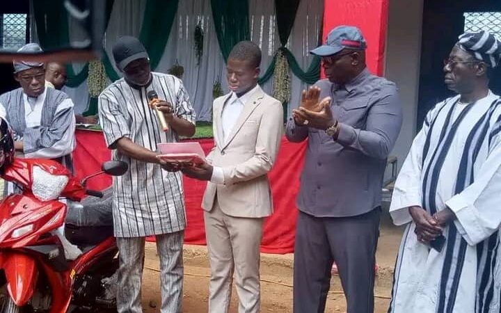 Baccalauréat 2025 : Le Maire de Parakou offre une moto au major national, Ford Germain TOHOUENOU