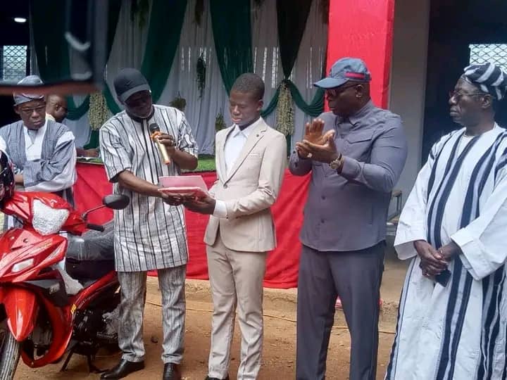 Baccalauréat 2025 : Le Maire de Parakou offre une moto au major national, Ford Germain TOHOUENOU