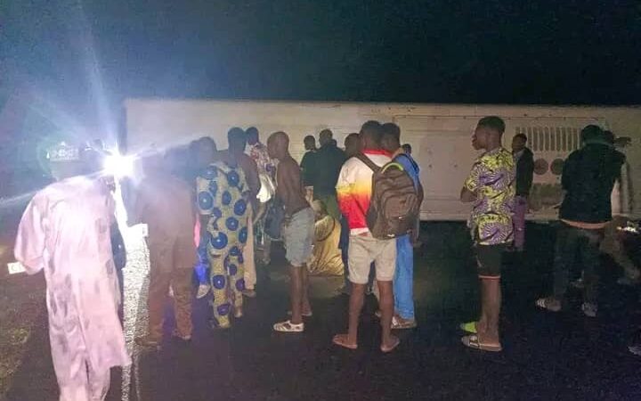 Grave accident de circulation à N’Dali : un bus se renverse, des pertes en vies humaines et des blessés graves enregistrés