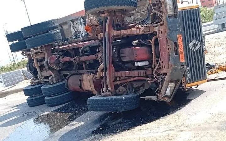 Route des pêches : un camion se renverse et fait un blessé