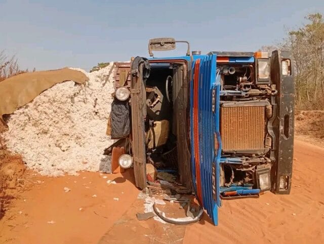 Kalalé: Chute d&rsquo;un camion de coton à Nassiconzi