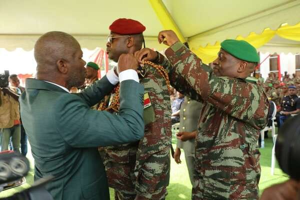 FAB: Deux généraux arborent leurs nouveaux grades