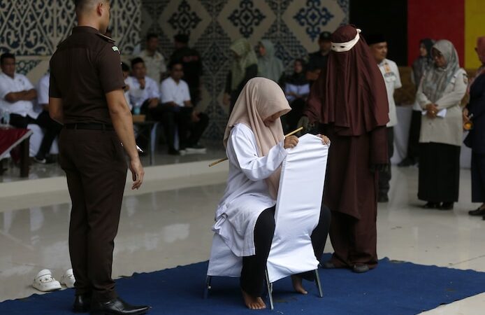 DIVERS: un couple sérieusement fouetté en public pour des relations sexuelles extra-conjugales