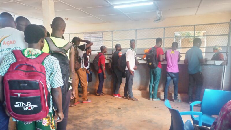 Dans une longue file d&rsquo;attente au restaurant universitaire: un étudiant fatigué, s&rsquo;écroule devant ses camarades