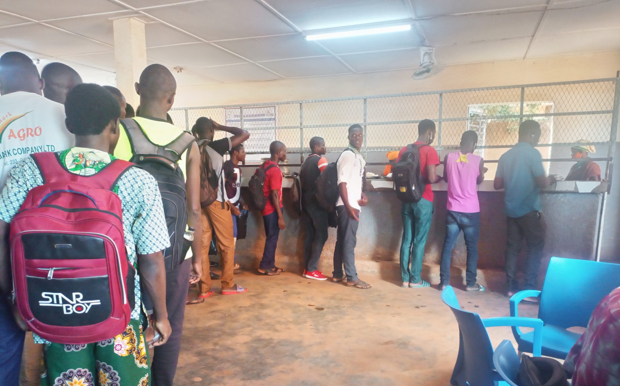 Dans une longue file d&rsquo;attente au restaurant universitaire: un étudiant fatigué, s&rsquo;écroule devant ses camarades