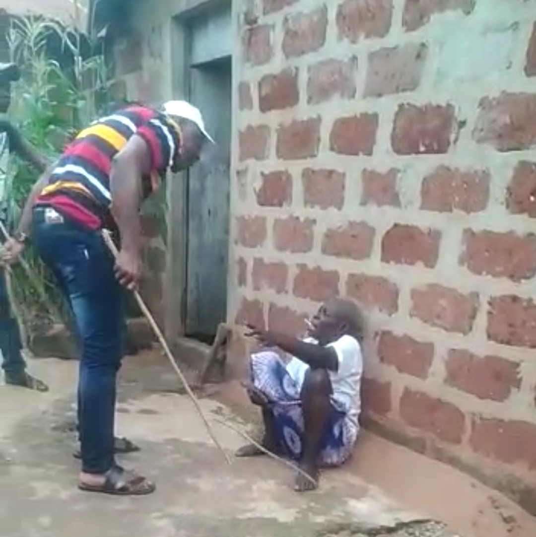 Société: une vieille dame sauvagement frappée par son propre enfant qui l&rsquo;accuse de sorcière