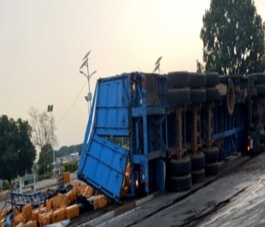 Accident de la route à Parakou: Un camion renversé au carrefour Hubert Maga