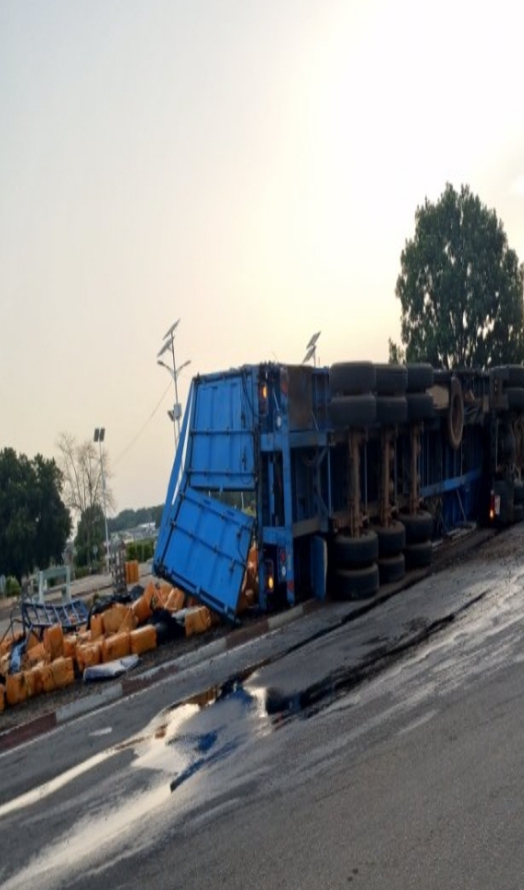 Accident de la route à Parakou: Un camion renversé au carrefour Hubert Maga