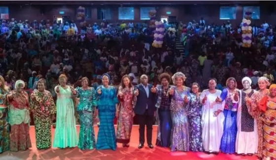 Election présidentielle de 2025 en Côte d&rsquo;Ivoire: Des femmes du secteur informel donnent 20 millions pour soutenir Ouattara ‎