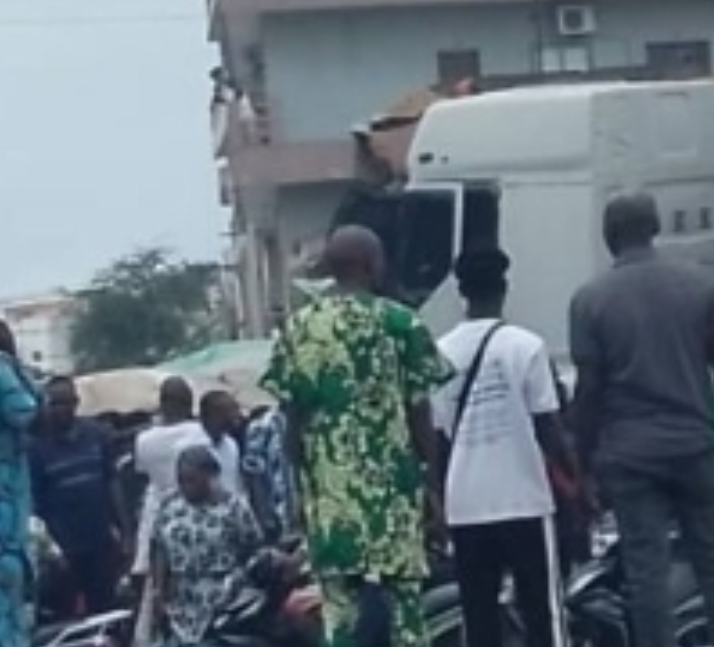 Cotonou: suite à une perte de contrôle, un camion gros porteur sort de sa trajectoire et surprend les occupants d&rsquo;une boutique à Zongo
