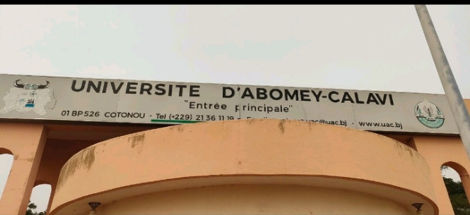 ‎UAC- FAST: Des étudiants de la L2 et de la L3 CBG enfermés en amphithéâtre alors qu&rsquo;ils y travaillaient  ‎