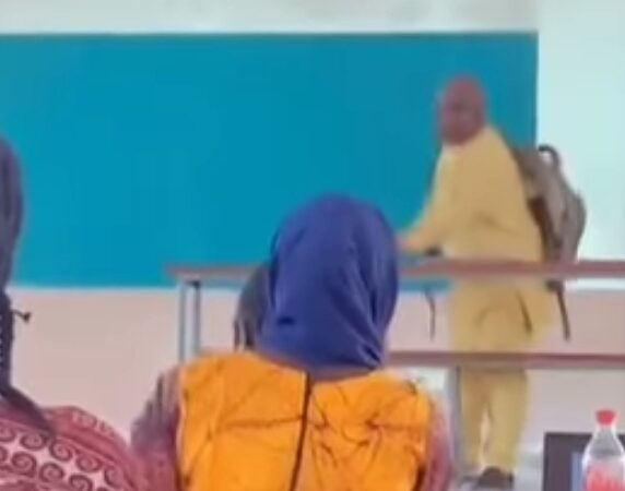 UAC: en plein cours, des étudiants crient  »ATASSAAH » et le professeur quitte immédiatement l&rsquo;amphi    ‎