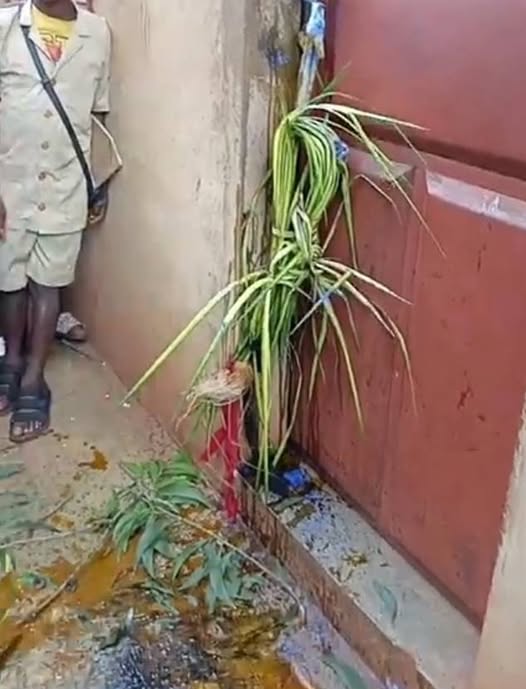 ‎CEG 2 d&rsquo;Azovè: Un inconnu barricade le bureau de la comptable avec des gris-gris 