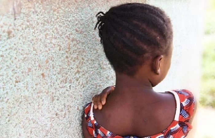 Bénin : un coiffeur goûte la pomme d&rsquo;une fillette de 13 ans dans une chambre de passage et prend 10 ans de prison