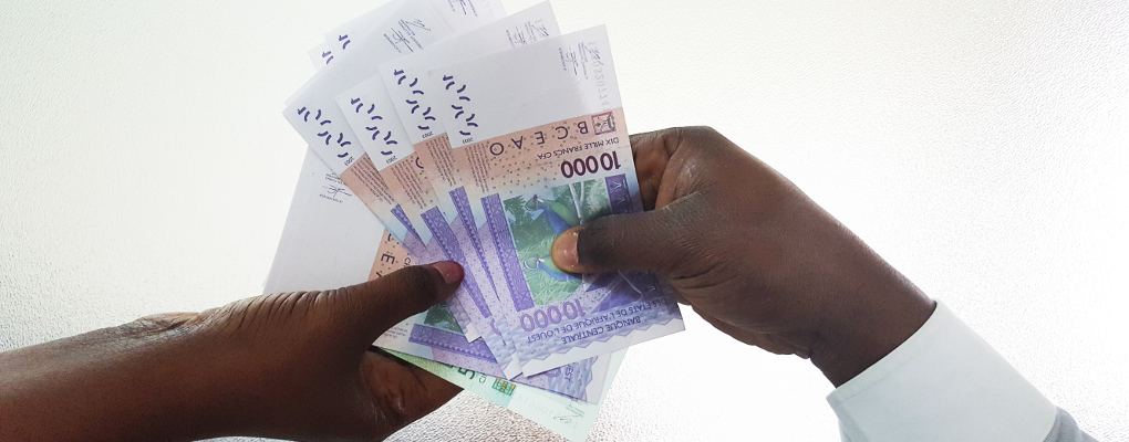 N&rsquo;dali : une dame ramasse une importante somme par terre et la restitue à son propriétaire