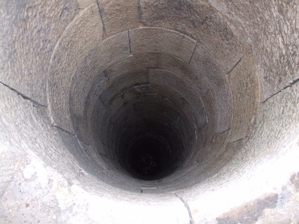 Bénin: une fille de 16 ans se jette dans le puits parce que ses parents lui arrachent un téléphone portable qu&rsquo;un homme lui a payé