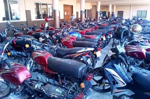 Bénin: 02 jeunes hommes condamnés pour vol de moto dans un commissariat