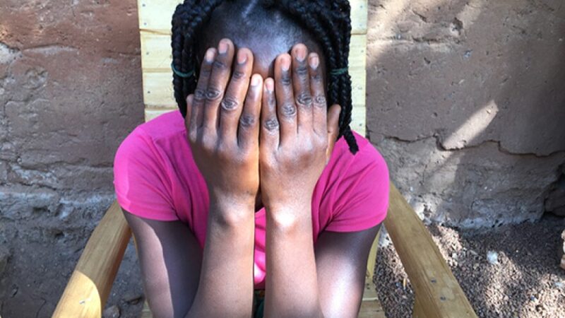 Porto-Novo : un oiseau transformé en une jeune fille munie de glacière