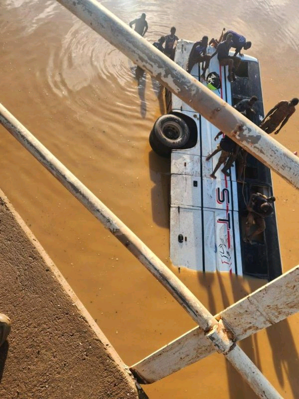 Burkina Faso: un bus chute du pont et tombe dans un fleuve, des morts enregistrés