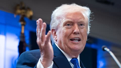 Droits de douane : Donald Trump relève la surtaxe mondiale à 15 %