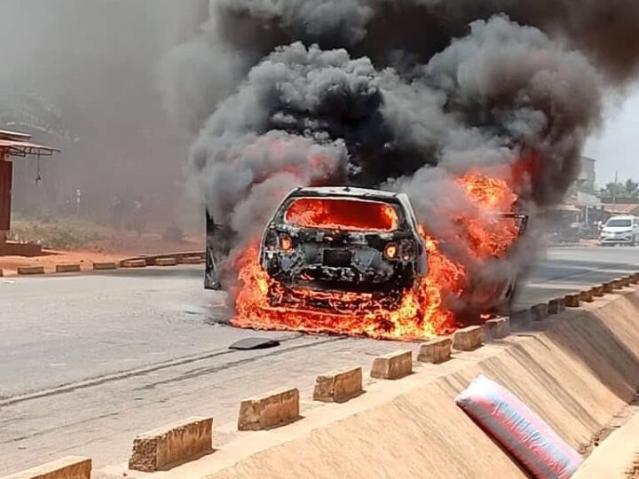 Abomey-Calavi : un véhicule en circulation entièrement réduit en cendres ce jeudi 