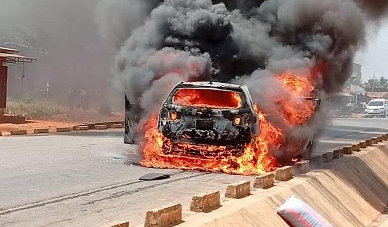 Abomey-Calavi : un véhicule en circulation entièrement réduit en cendres ce jeudi 