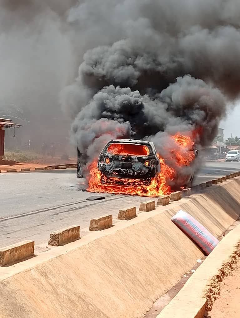 Abomey-Calavi : un véhicule en circulation entièrement réduit en cendres ce jeudi 