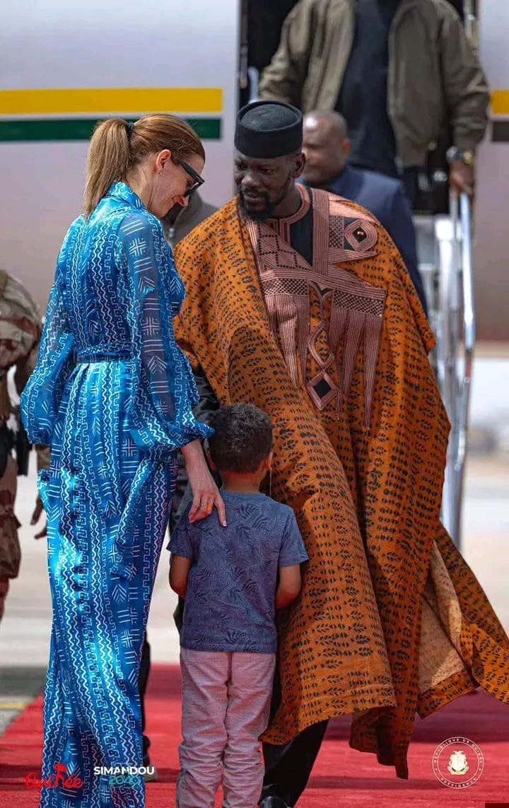 Guinée : Mamadi Doumbouya réapparaît à Conakry et balaie les rumeurs sur son état de santé