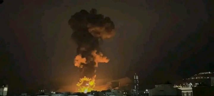 Iran : des frappes israéliennes sur des sites pétroliers plongent Téhéran dans la fumée