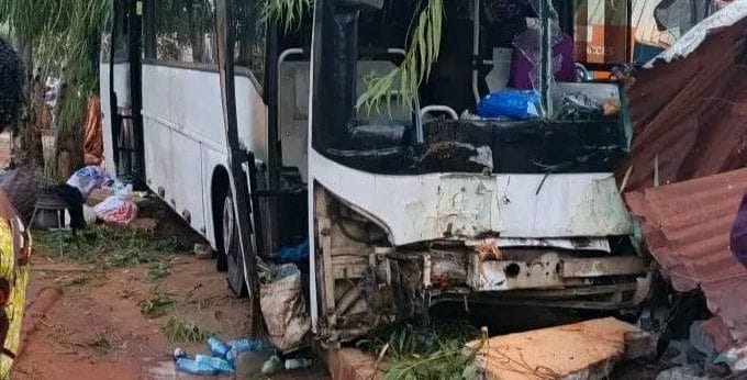 Bohicon : un jet de pierres fait perdre la vue à un chauffeur, le bus finit sa course contre des arbres