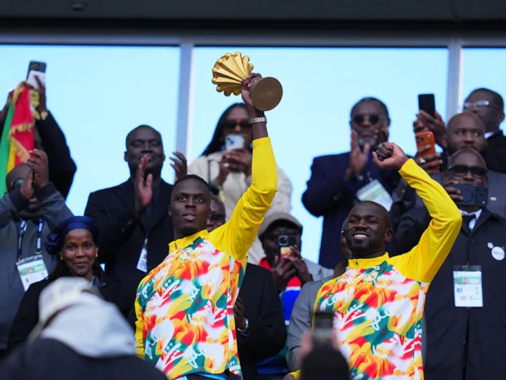 Football : le Sénégal affiche son trophée contesté au Stade de France