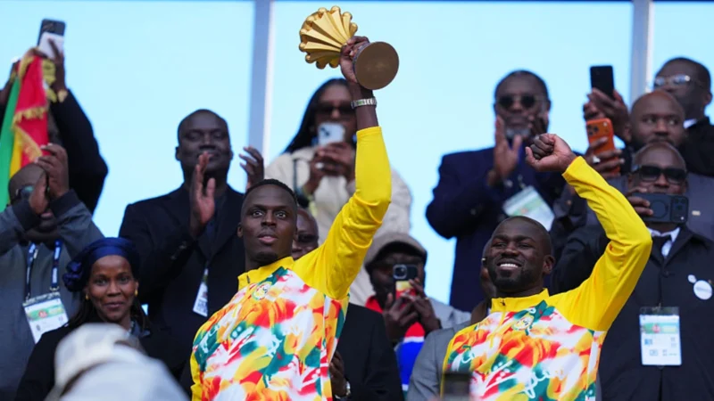 Football : le Sénégal affiche son trophée contesté au Stade de France