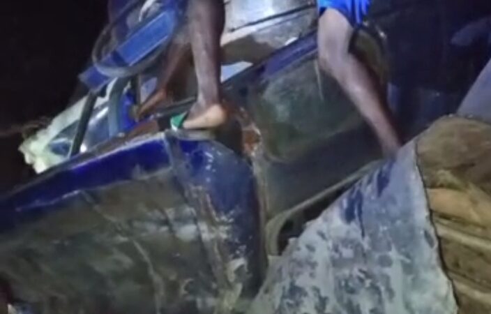 Zè: un camion chargé de bois de teck finit sa course dans une maison