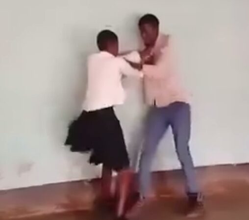 Divers: une élève se bagarre avec son professeur en plein cours