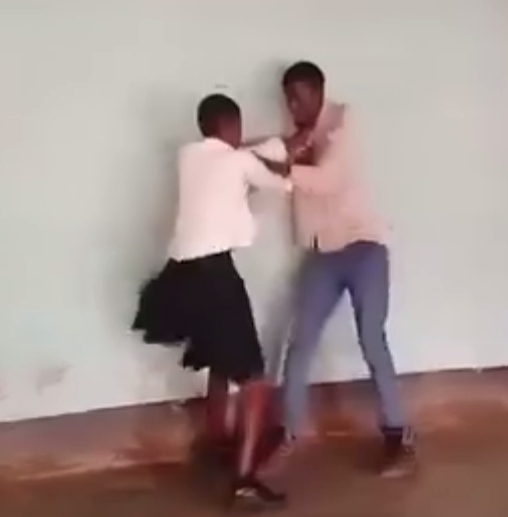 Divers: une élève se bagarre avec son professeur en plein cours